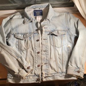 A TRUE distressed LEVI’S denim trucker jacket!! (S)